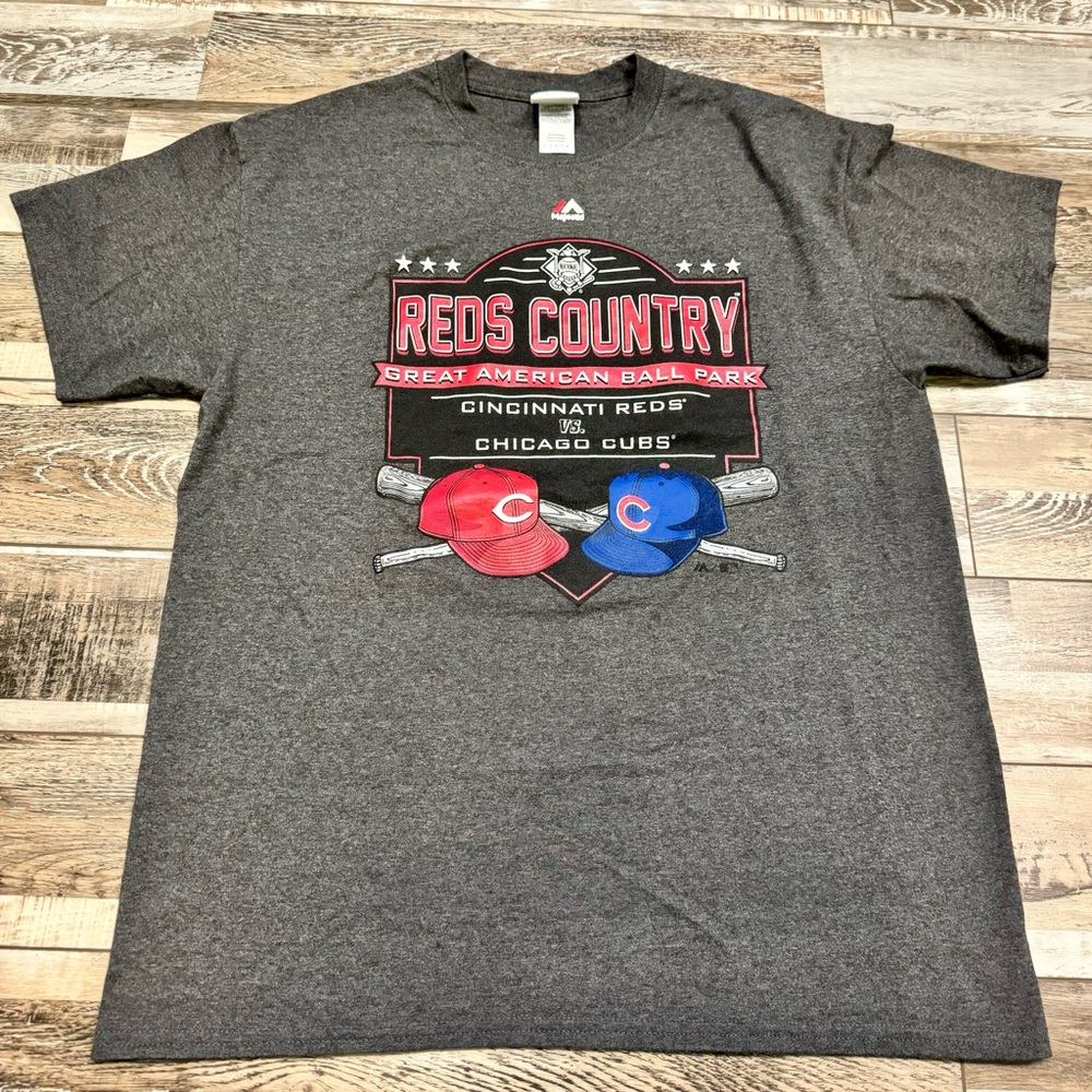 Cincinnati Reds vs Chicago Cubs Rivalry Matchup T-Shirt Large
Majestic Baseball